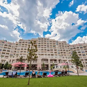 Summertime In South Bay Daire Varna